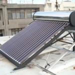 沖縄県那覇市K様邸の屋根に設置された日本エコル製太陽熱温水器