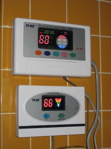 上トルネード60℃、下サイフォン66℃まで上昇した貯湯タンク内温度を示す制御器