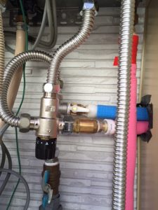 太陽熱温水器のお湯と既存のガス給湯器へ流れる水を混合するミキシングバルブ