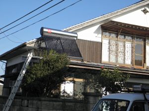 ご自宅の屋根の上に設置された日本エコル製自然落下式太陽熱温水器サイフォン。